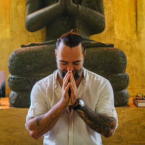 Momento de meditación guiada en Alma Loto