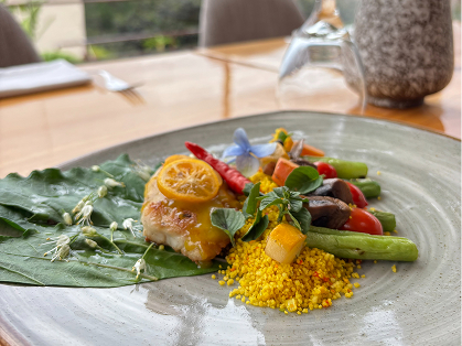Plato ayurvédico sattvico con ingredientes frescos de temporada