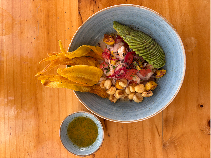 Bowl ayurvédico preparado con vegetales, hierbas y productos locales