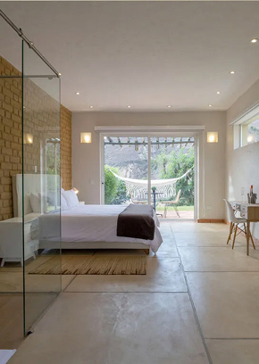Suite Premium de Alma Loto con cama king-size, baño en suite y terraza privada