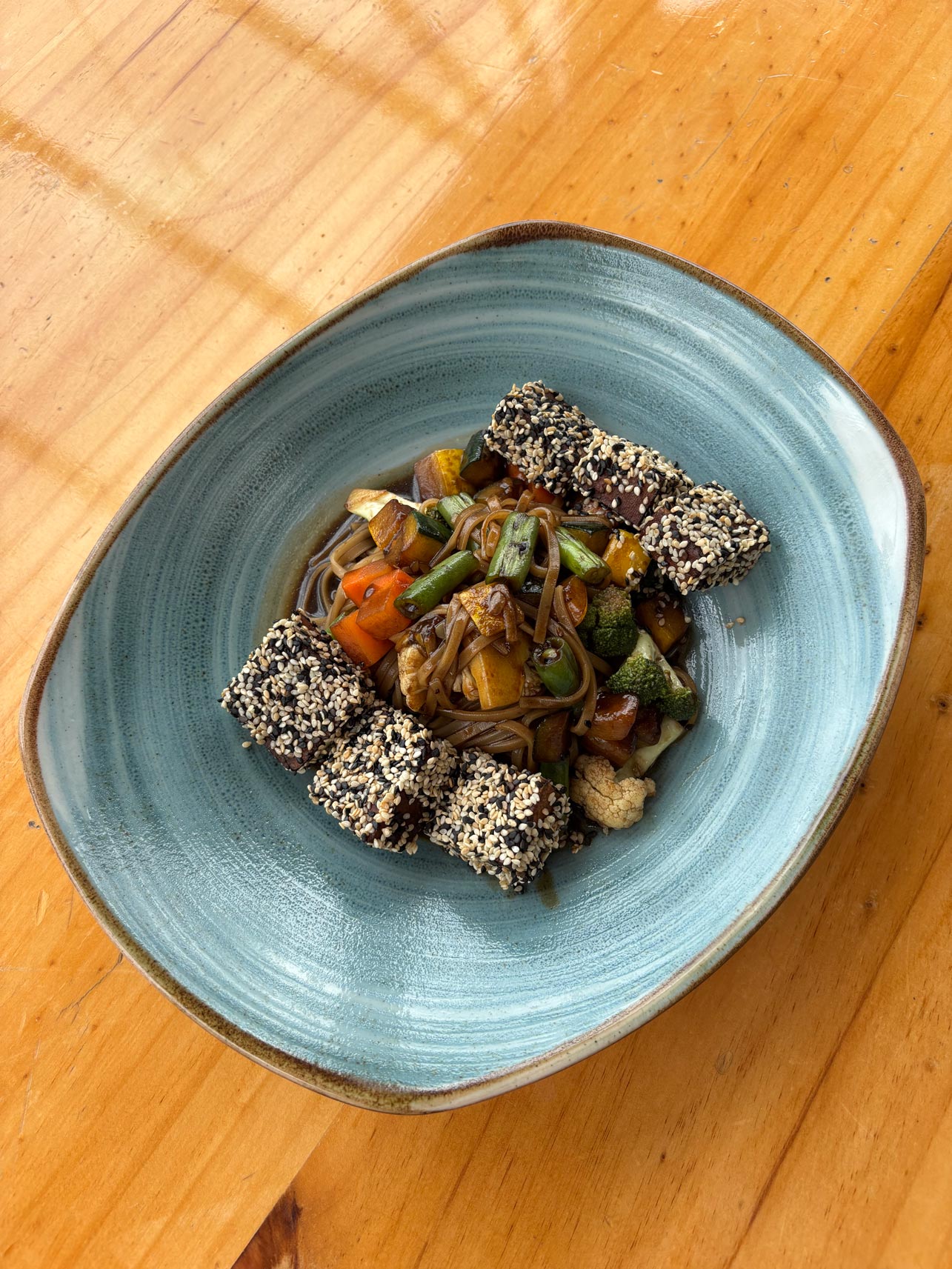 Plato ayurvédico sattvico con ingredientes frescos de temporada