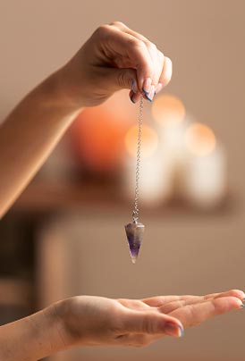 Cristaloterapia con péndulo y cristales para armonización energética
