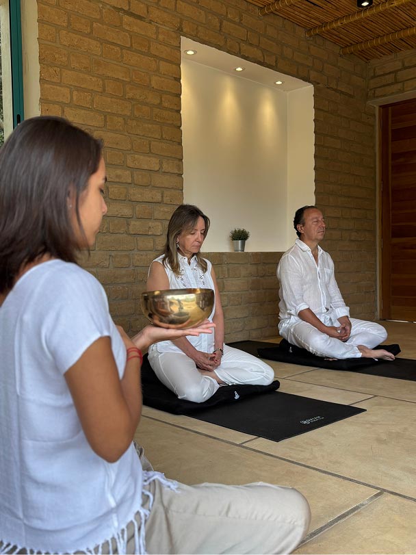 Participantes en práctica de meditación durante el retiro El Primer Silencio en Senda Loto Alma