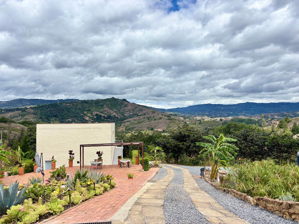 Vista a la carretera y montañas desde Senda Loto Alma