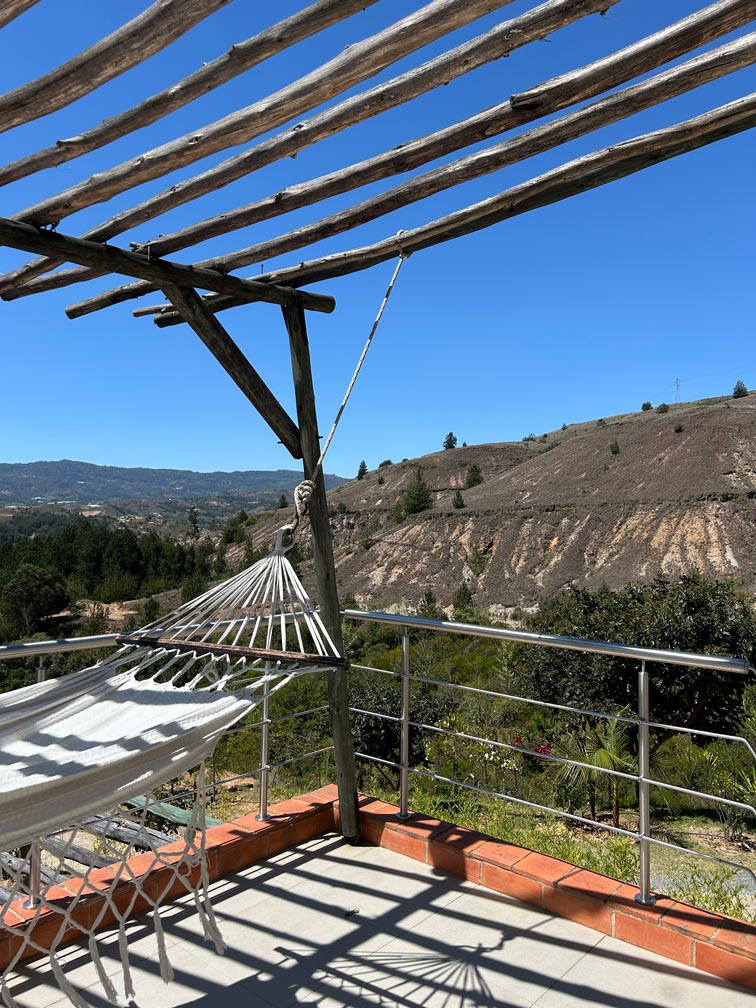 Hamaca con vista a las montañas en Senda Loto Alma